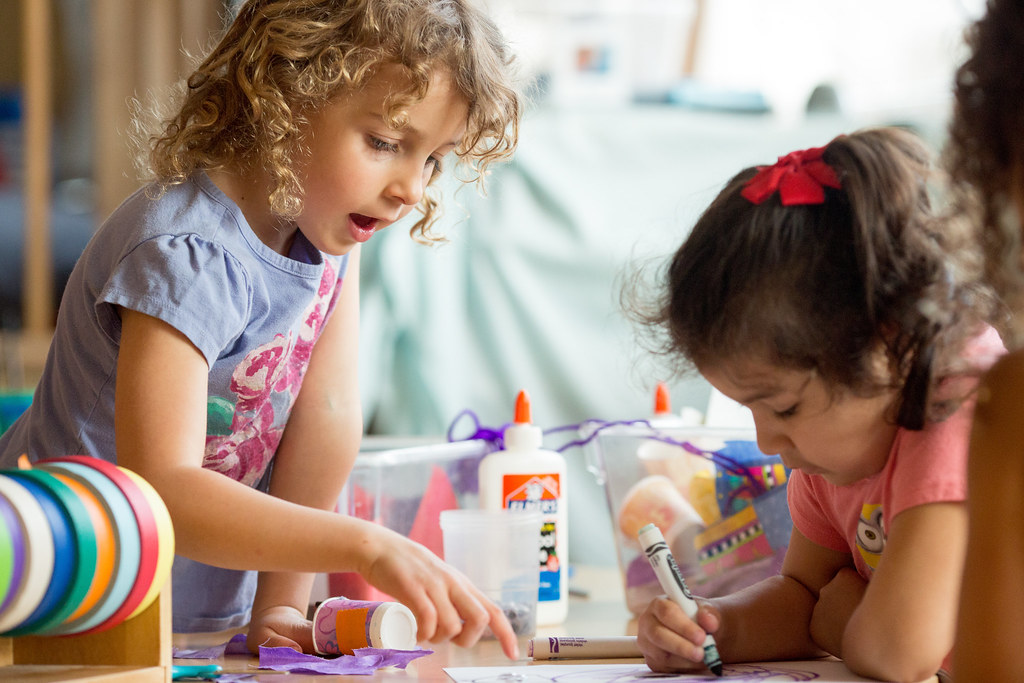 Dos niñas haciendo manualidades