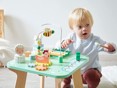 Bebé jugando con una mesa de actividades